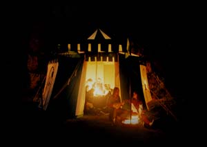 Ein FamWest-Zelt bei nächtlichem Rittergelage